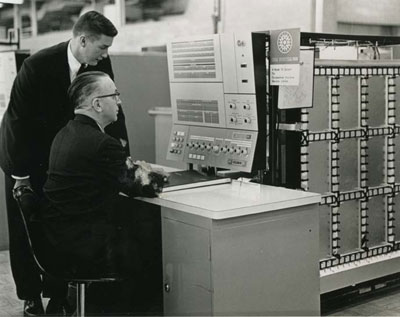 Lloyd Matheson aux commandes d’un ordinateur IBM.