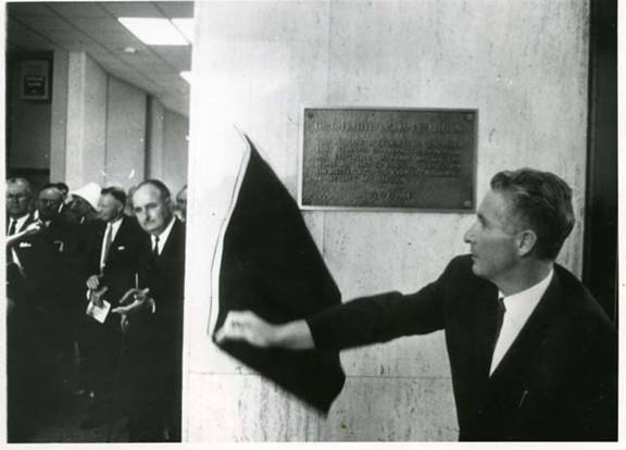 George Viereck unveiling a plaque at the dedication of the Co-operative Insurance Services head office building, July 1964