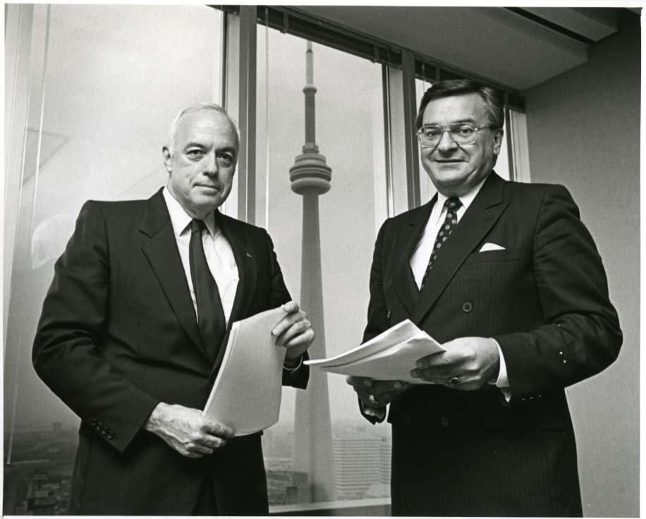 Wayne Scott et Jim Horrick lors de la signature de l’accord de coentreprise avec Reed Stenhouse